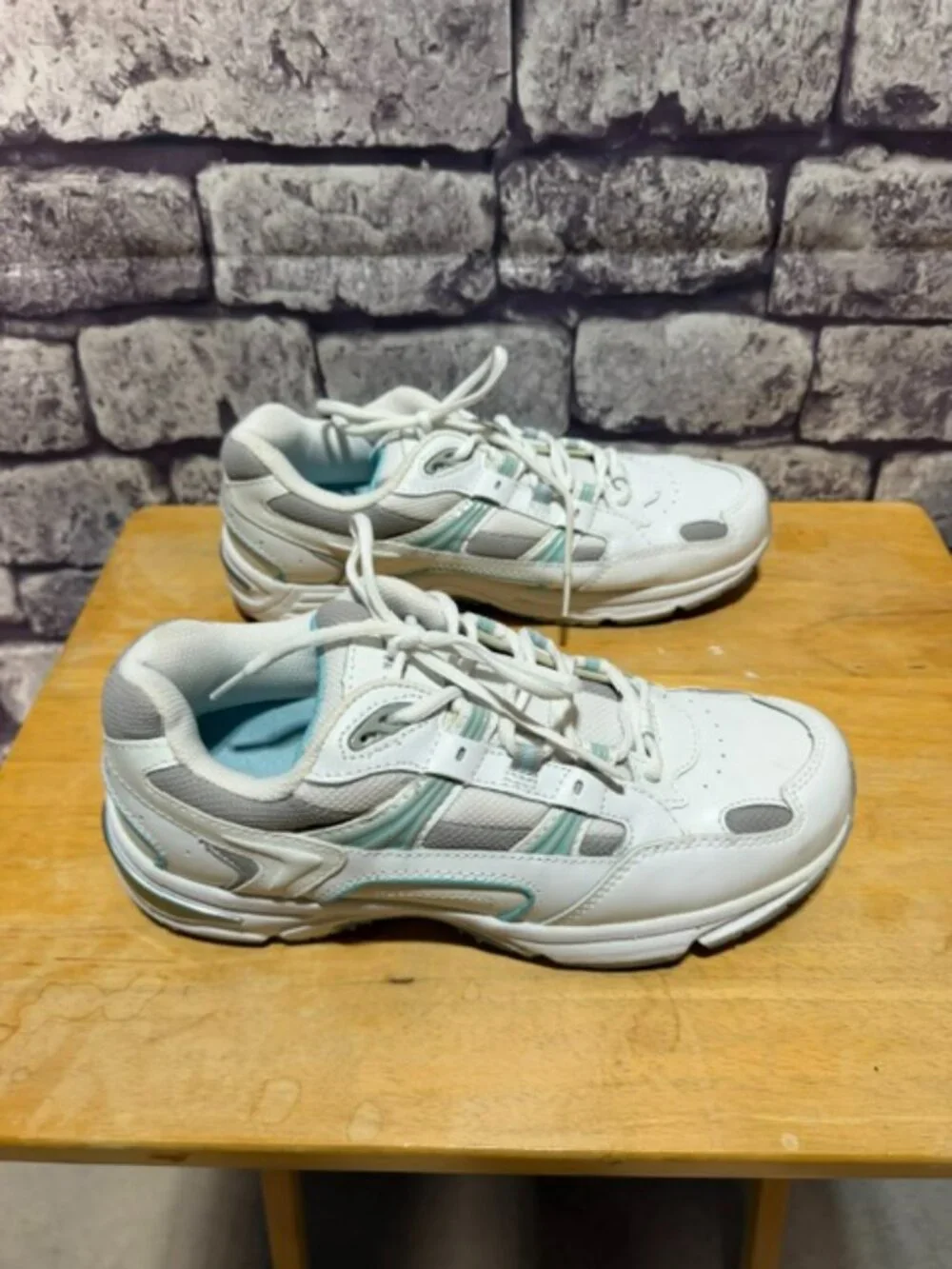 Vionic White & Turquoise Lace Up Sneakers Size 9